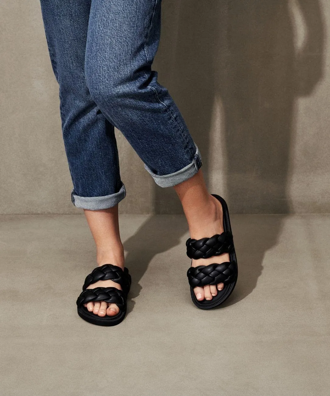 Elle Flat Sandal Black