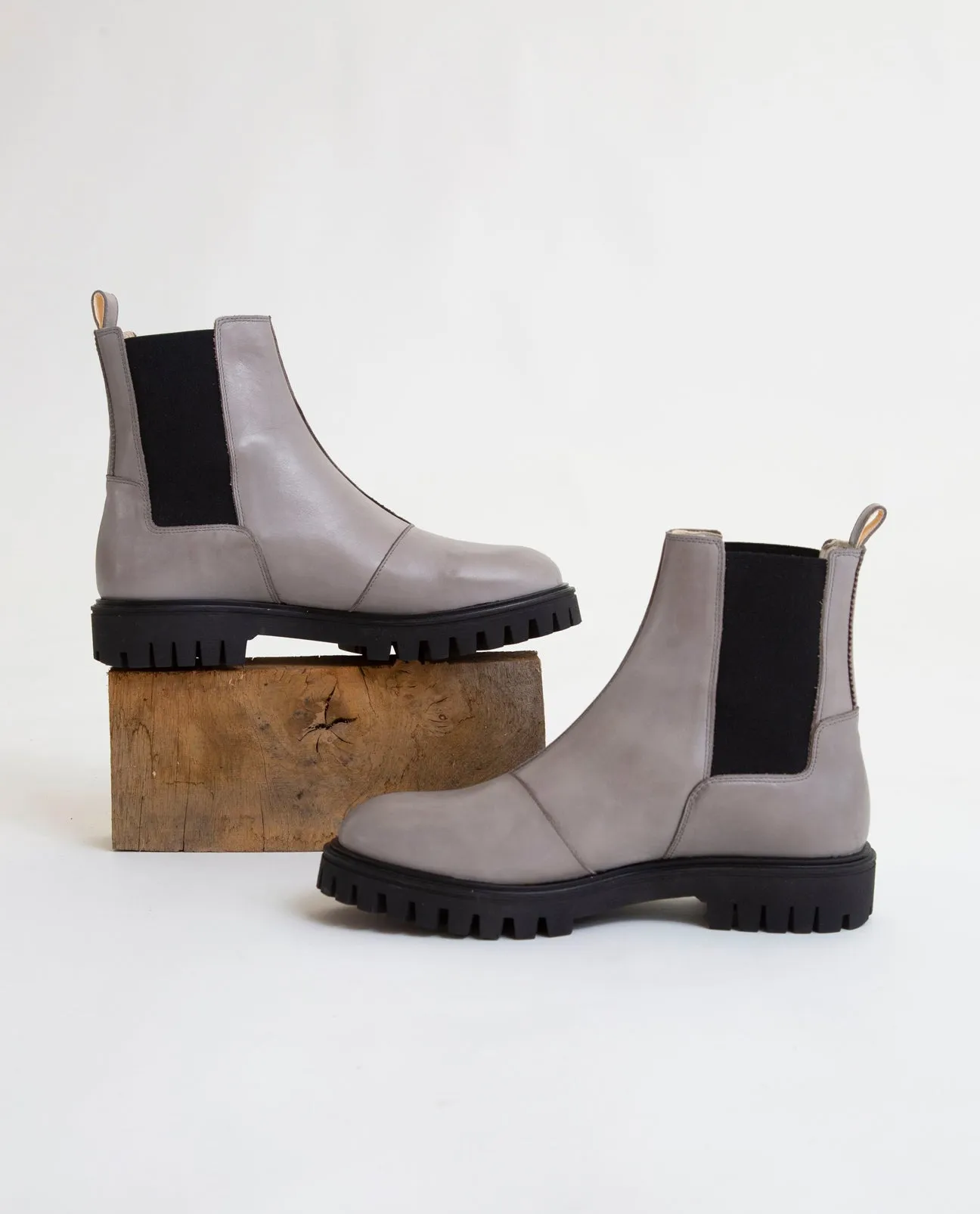 Milan Chelsea Boot In Grey